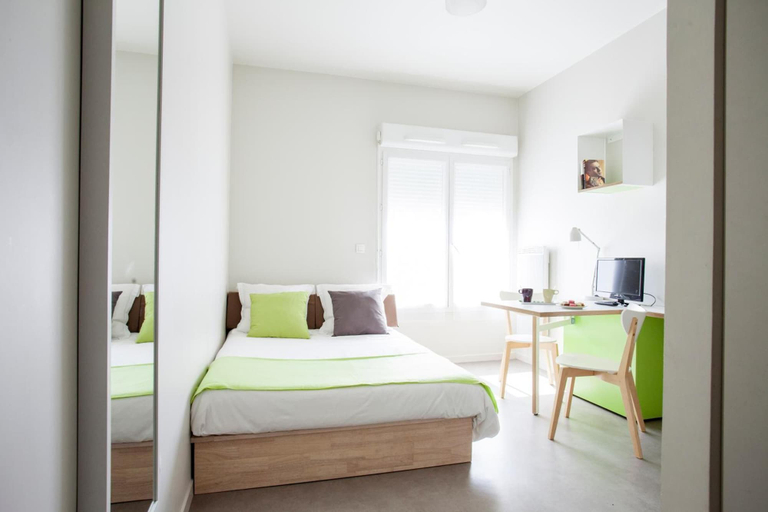 Bedroom 3, L'Aéronat, Yvelines