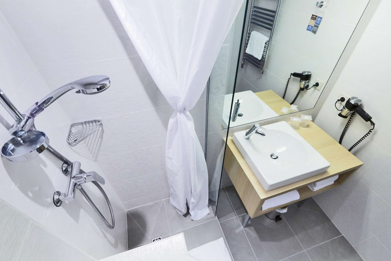 Bathroom 4, Kyriad Paris 18 - Porte de Clignancourt - Montmartre, Paris