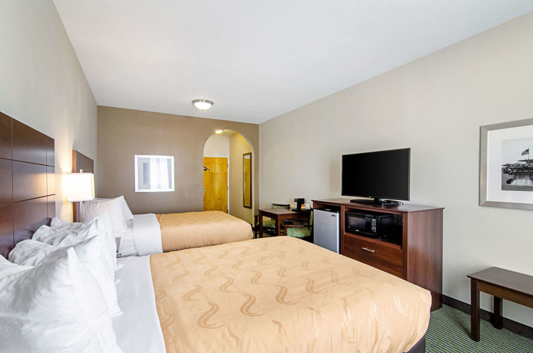 Bedroom 5, Quality Inn & Suites Near Tanger Outlet Mall, Ascension