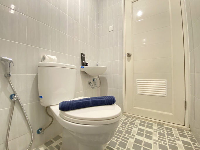 Bathroom 4, Smart Studio Room Semi Apartment at The Lodge Paskal near BINUS University, Bandung