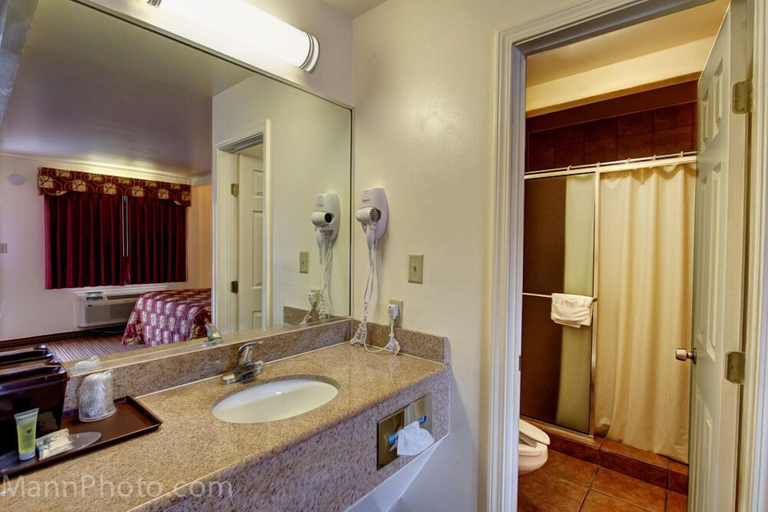 Bathroom 5, Whispering Palms Inn, Val Verde