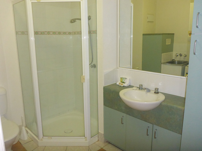 Bathroom 5, Palm Cove Tropic Apartments, Cairns