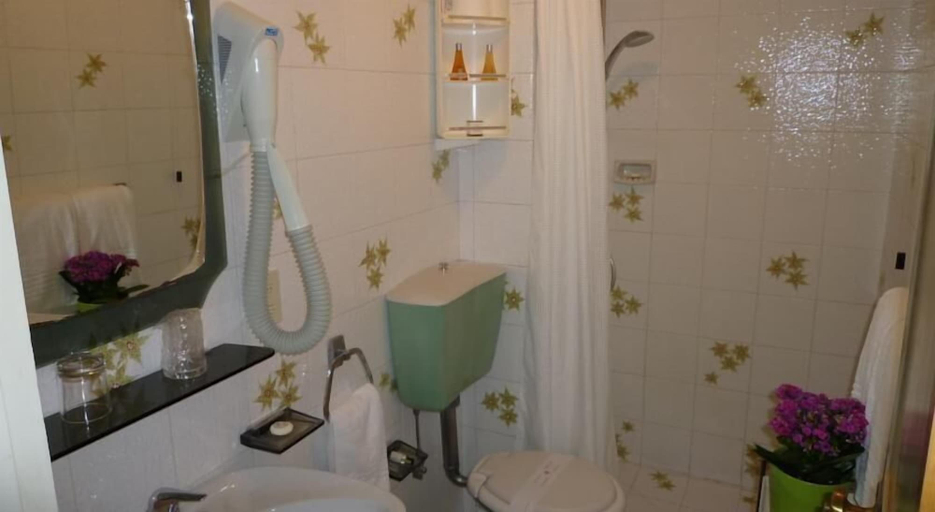 Bathroom 3, Hotel Brasilia, Lucca