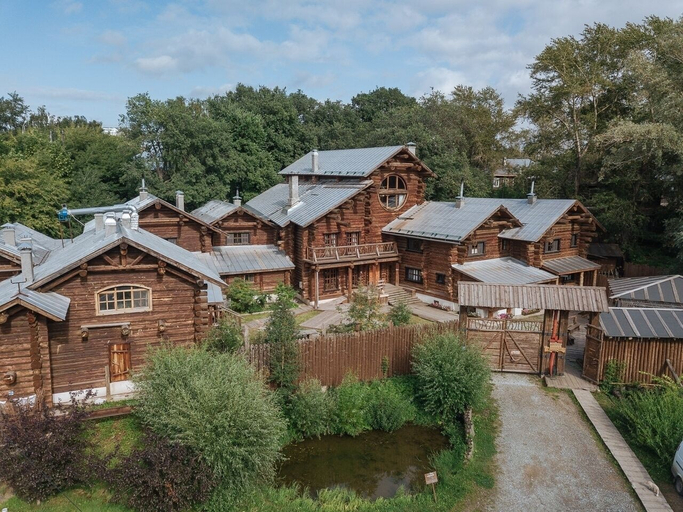 Exterior & Views