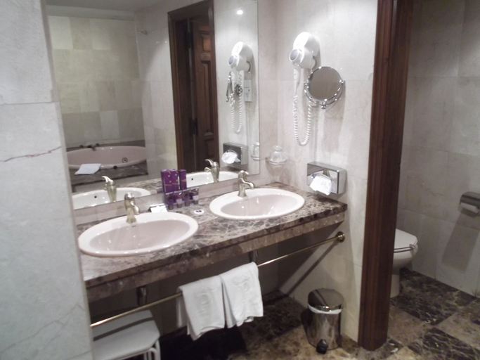 Bathroom 5, Parador de Santillana Altamira, Cantabria