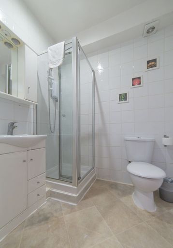 Bathroom 4, Imperial Court Studios, London