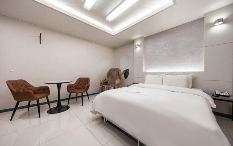 Bedroom 2, Ballantine Business Hotel, Buk