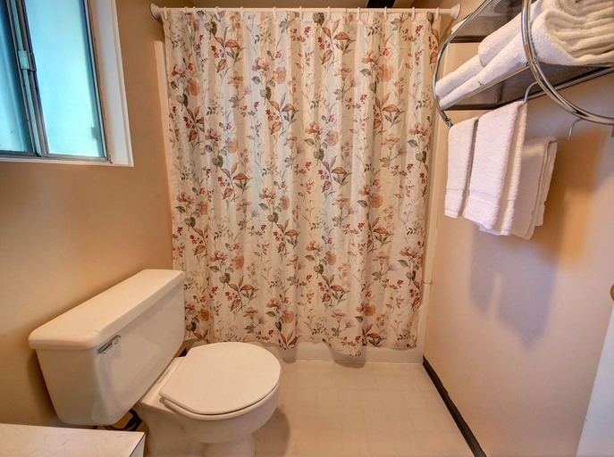 Bathroom 4, Idle A While, Okanogan