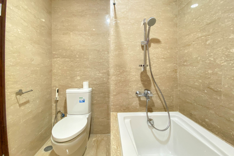 Bathroom 5, Comfort 2BR at Menteng Park Apartment By Travelio, Jakarta Pusat