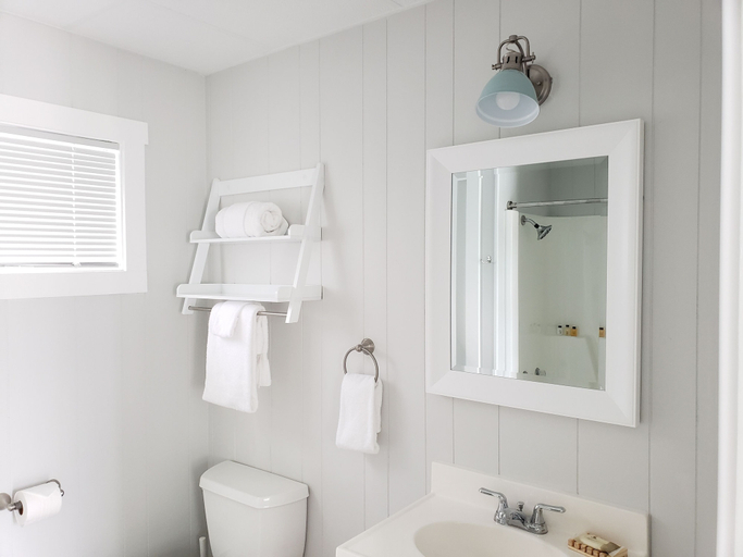 Bathroom 3, Coastal Inn, Benzie