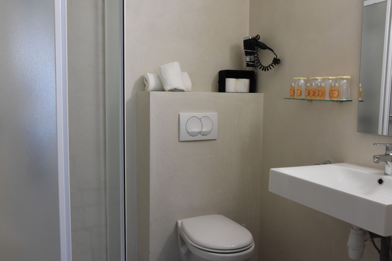 Bathroom 4, Regina Hotel, Vaucluse