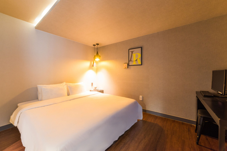 Bedroom 4, Hotel Bridge, Yeongdo