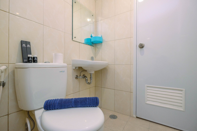 Bathroom 5, Homey 2BR Apartment @ Springlake Summarecon Bekasi, Bekasi