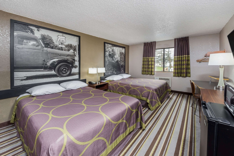Bedroom 3, Super 8 by Wyndham Bloomington, McLean