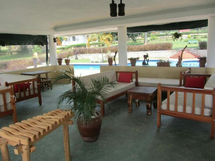 Food & Drinks, Garuga Resort Beach Hotel, Busiiro