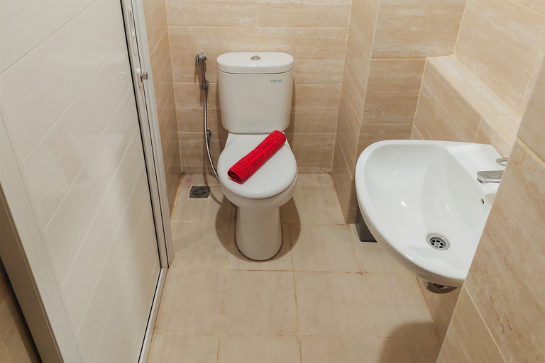 Bathroom 5, Cozy Studio Apartment at Springwood Residence Tangerang By Travelio, Tangerang