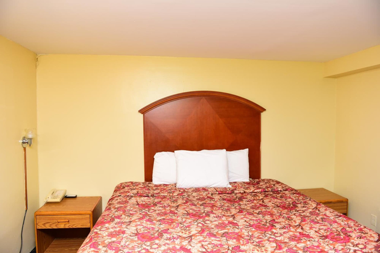 Bedroom 3, Royal Inn, Erie