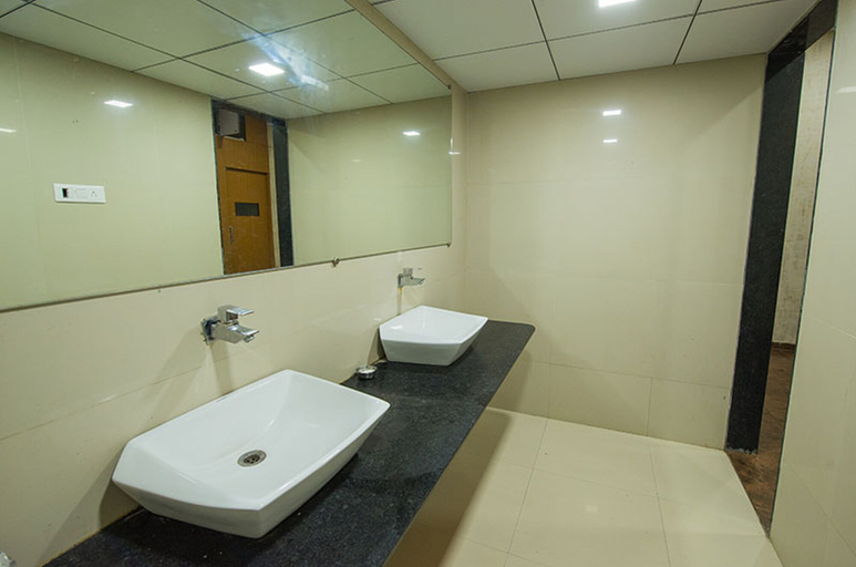Bathroom, Budget Inn Service Apartments - Tiger Plaza, Dahej, Bharuch