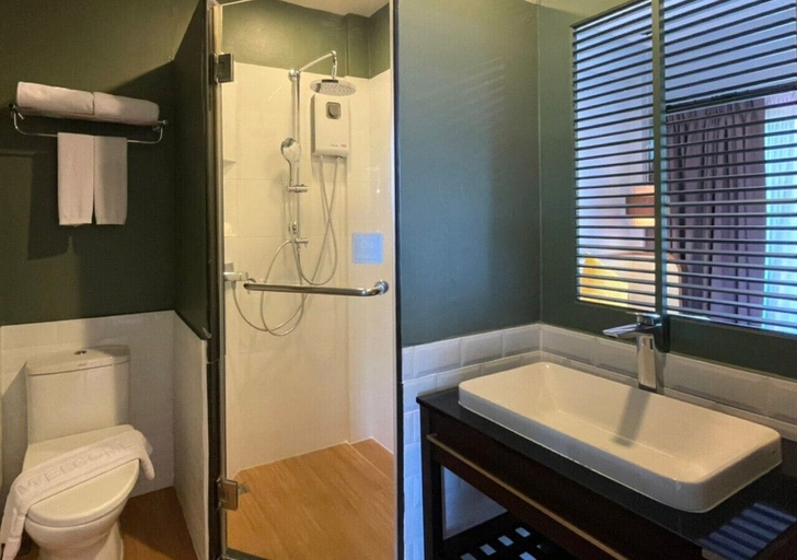 Bathroom 5, Bangsaen Heritage Hotel, Muang Chon Buri