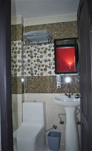 Bathroom 4, Billing Vista Guest House, Mandi