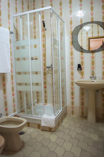 Bathroom 4, Hotel Galicia, Pontevedra