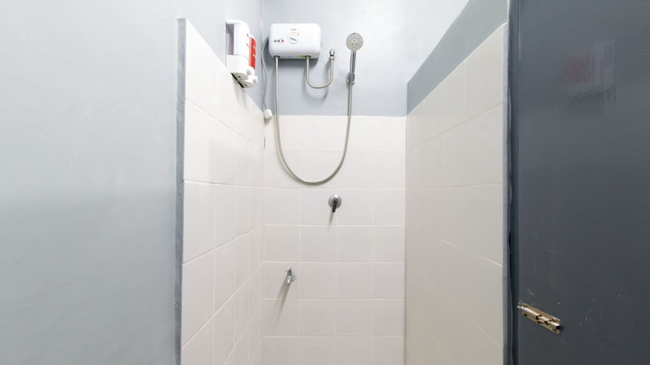 Bathroom 3, RedDoorz @ Sunfields Lipa Batangas, Lipa City