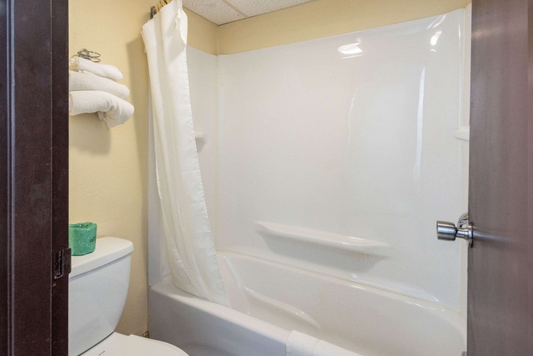 Bathroom 4, Rodeway Inn Williamstown, Camden