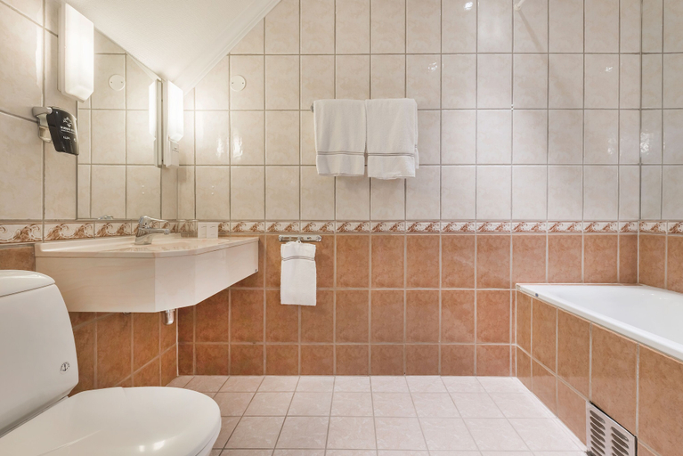 Bathroom 4, Gloppen Hotell - by Classic Norway Hotels, Gloppen