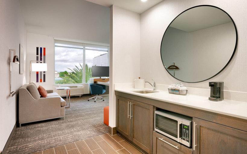 Bathroom 4, Hampton Inn  & Suites Anaheim Resort Convention Center, Orange