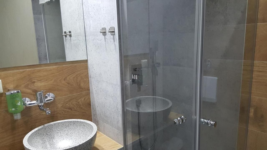 Bathroom 3, Hotel Kreuzbergbaude, Görlitz