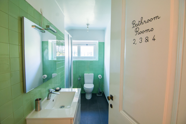 Bathroom, Lucky's Guest House, Cascais