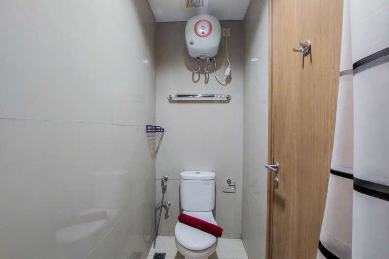 Bathroom 5, Nice and Cozy Studio at Tree Park City Cikokol Apartment By Travelio, Tangerang