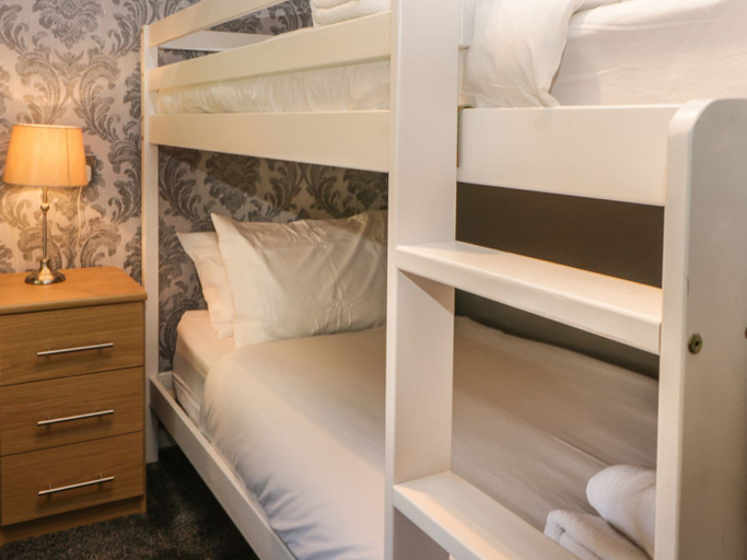 Bedroom 2, Jonstone Pines Lodge at Cayton Bay Holiday Park, North Yorkshire
