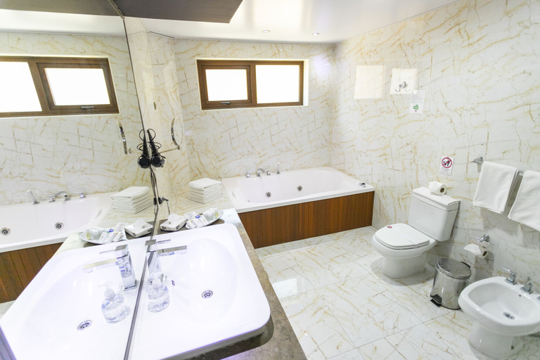 Bathroom 5, Gran Hotel Cochabamba, Cercado