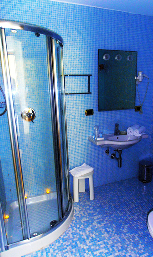 Bathroom 5, Hotel Villa Carolina, Napoli