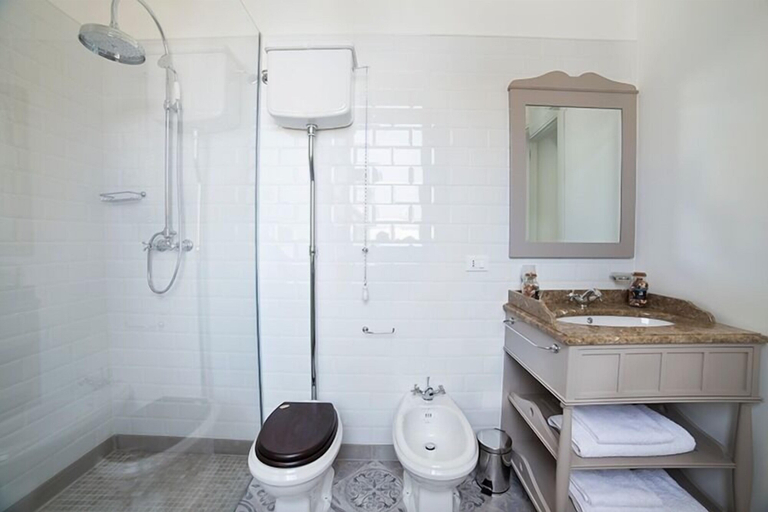 Bathroom 5, Corte San Martino, Cuneo