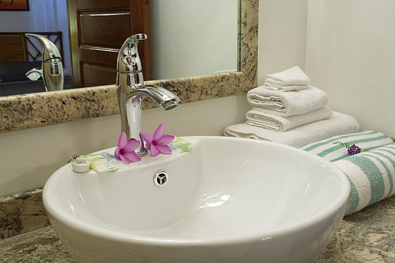 Bathroom 3, Parrot Cove Lodge