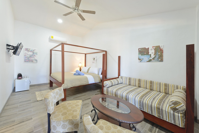 Bedroom 2, Parrot Cove Lodge