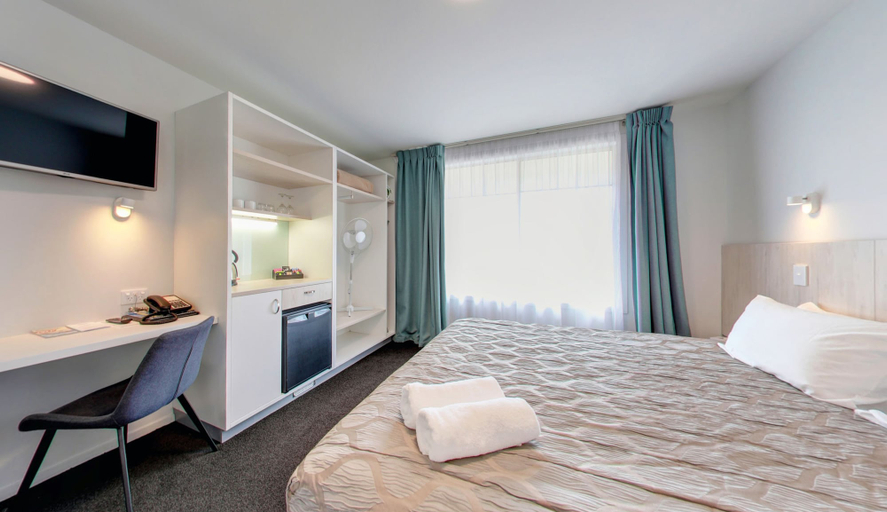 Bedroom 4, Beachfront Hotel, Westland