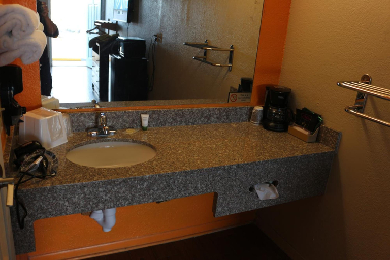 Bathroom 3, LoneStar Inn, Kerr