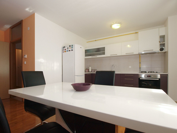 Others 4, Apartment 1920, Pula