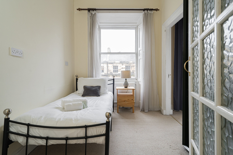 Bedroom 3, Spacious 3BR New Town Apartment, Edinburgh