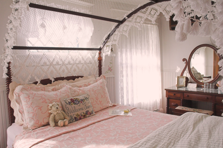 Bedroom 2, White Lace Inn, Door