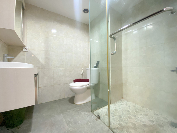 Bathroom 5, Elegant and Comfortable Studio at Tamansari The Hive Apartment By Travelio, East Jakarta