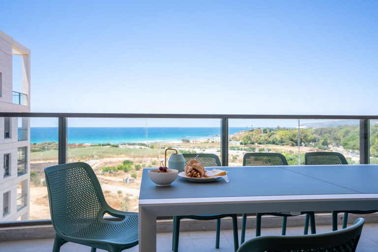 Others 4, Stylish Seaside Escape with Balcony by Sea N' Rent