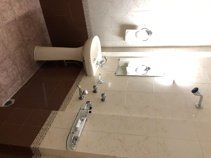 Bathroom 4, Hotel Saluja, Darjiling