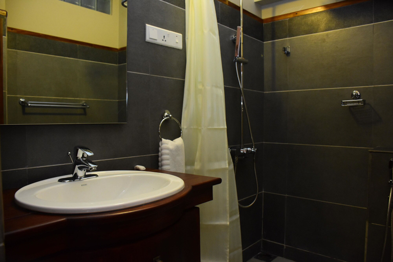 Bathroom 5, Hill Roost, K.F.G. & G. Korale