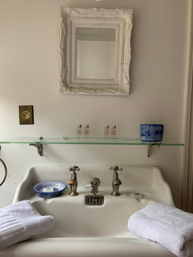 Bathroom 5, Château de Villette, Nièvre