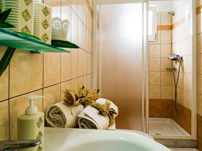 Bathroom 5, Tsambikos Apts, South Aegean