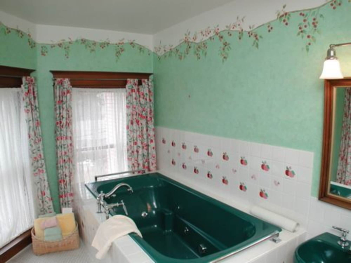 Bathroom 3, White Lace Inn, Door